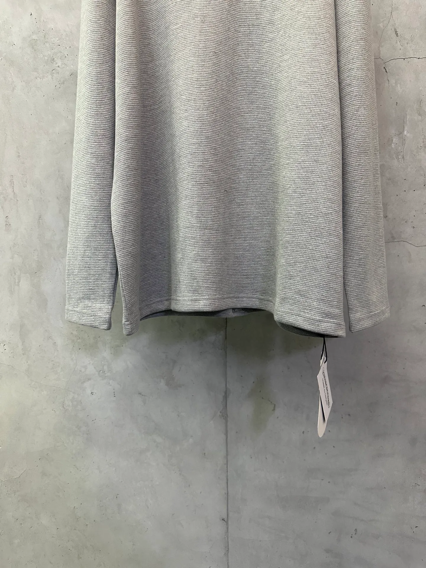 P390 Chrome Hearts patchwork leather Henry collar waffle long-sleeved T. Fabric: Made of 350g cotton waffle double-layer material. Differentiating low weight, cutting corners and non-pure cotton market products), a lot of effort has been put into the fabric, hardware and craftsmanship. The top quality in the market and industry benchmark are only owned by a few people. The overall wiring is straight and delicate, the fabric is comfortable and soft, and the color is consistent without color difference. Customized hardware, thread, accessories, plate alignment, same style for men and women -Color: black gray -Size: S M L